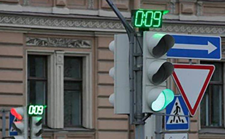Как нужно проезжать на мигающий зеленый свет светофора