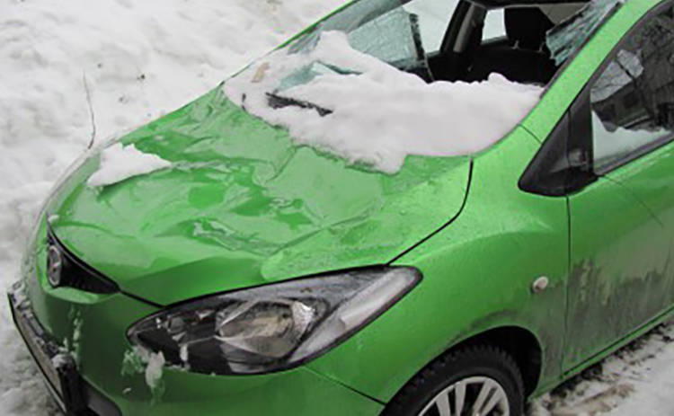 Что делать, если на авто упала глыба льда: советы юриста