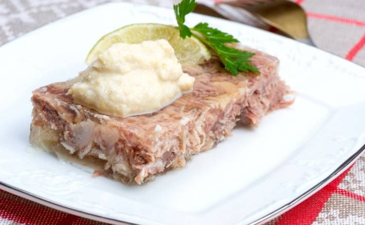 Новогодний стол 2019: холодец говяжий (рецепт)