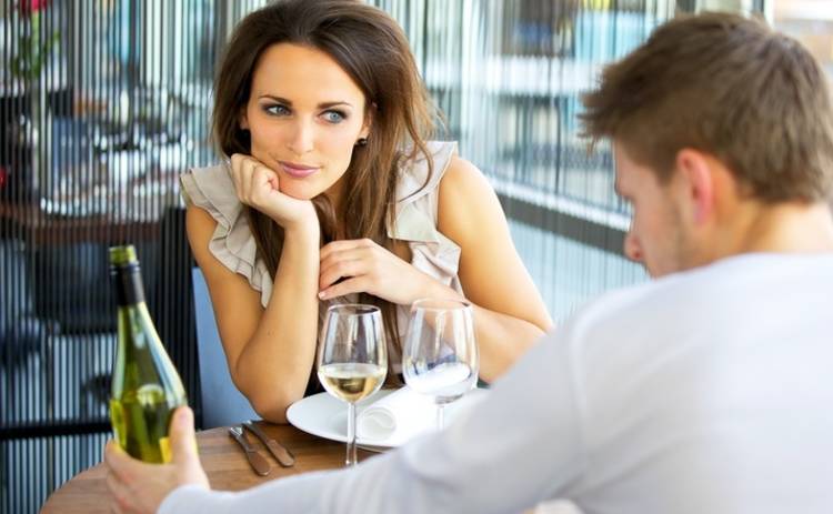 Алкоголь и свидание: как воспринимает женщину мужчина после спиртного