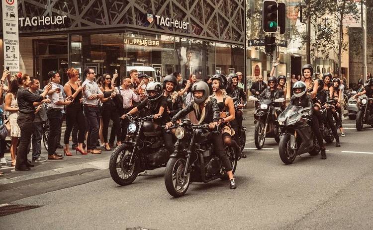 Красавицы в нижнем белье провели флешмоб на мотоциклах Harley Devidson