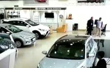 Из окна автосалона вылетел Hyundai: эпичное видео