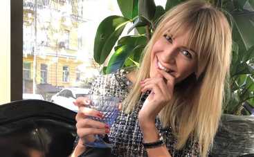 «Как кинозвезда»: Леся Никитюк с красной помадой показала стильный look
