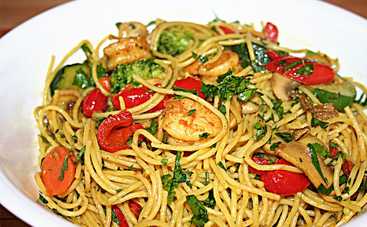 Постная вкуснятина! Спагетти с овощами и соевым соусом (рецепт)