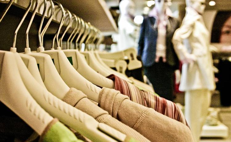 Экономить ли на шопинге? Журналисты устроили тест на прочность магазинной одежде