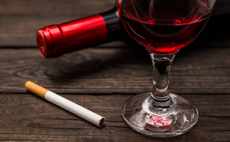 Эквивалент вреда для здоровья! Как измерить бутылку вина в сигаретах?