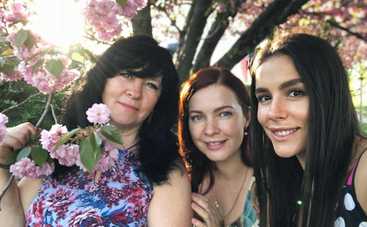 Известные украинские актеры и ведущие поздравили своих мам с Днем матери