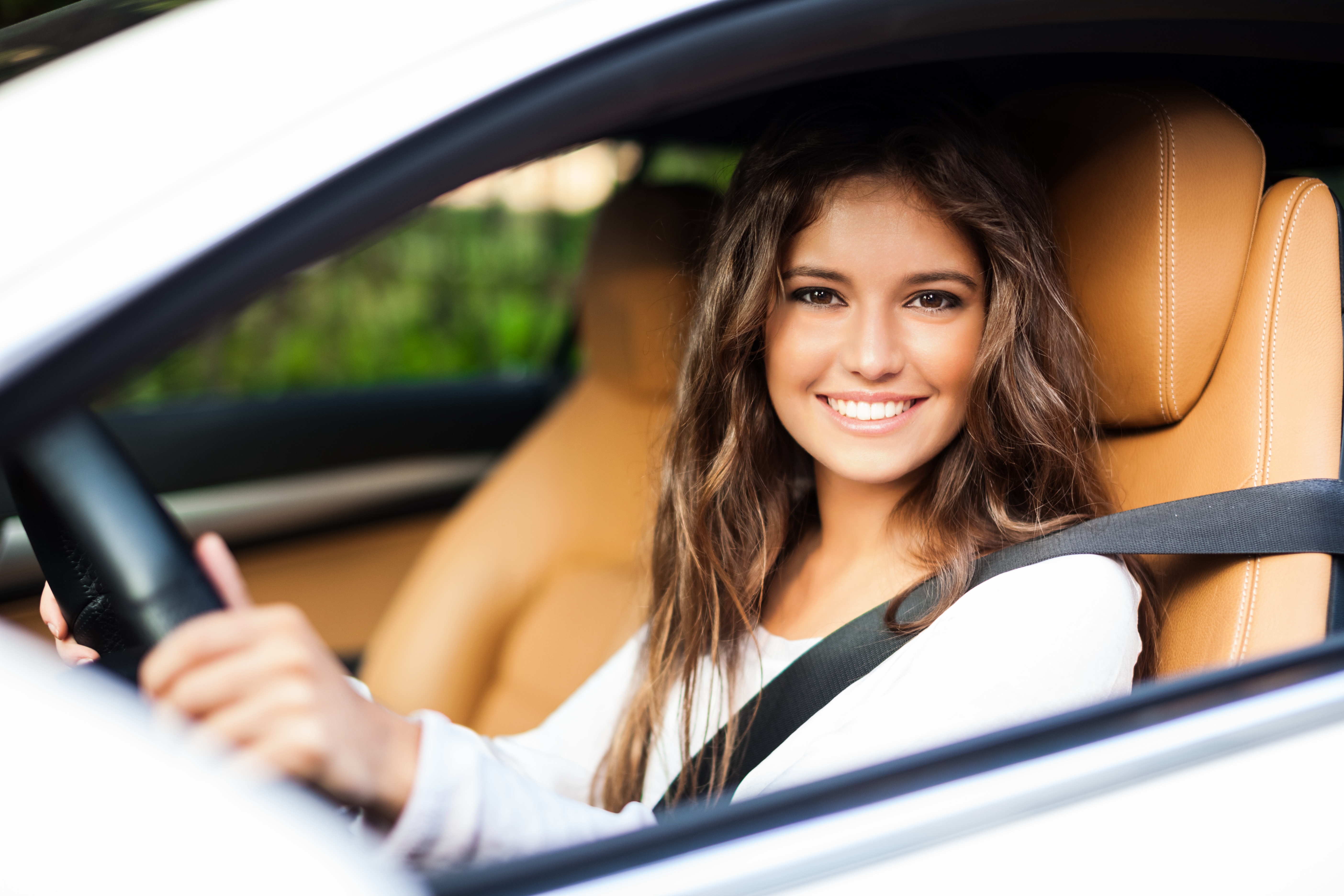 She likes my car. Рассрочка в автошколе. Легковое авто человек. Женщина получила машину в подарок. Инвестиции девушка.