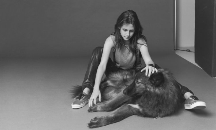 kristen-stewart-pet-dog-greyscale-actress-lovely-young-picture-wallpaper-694x417_752x452