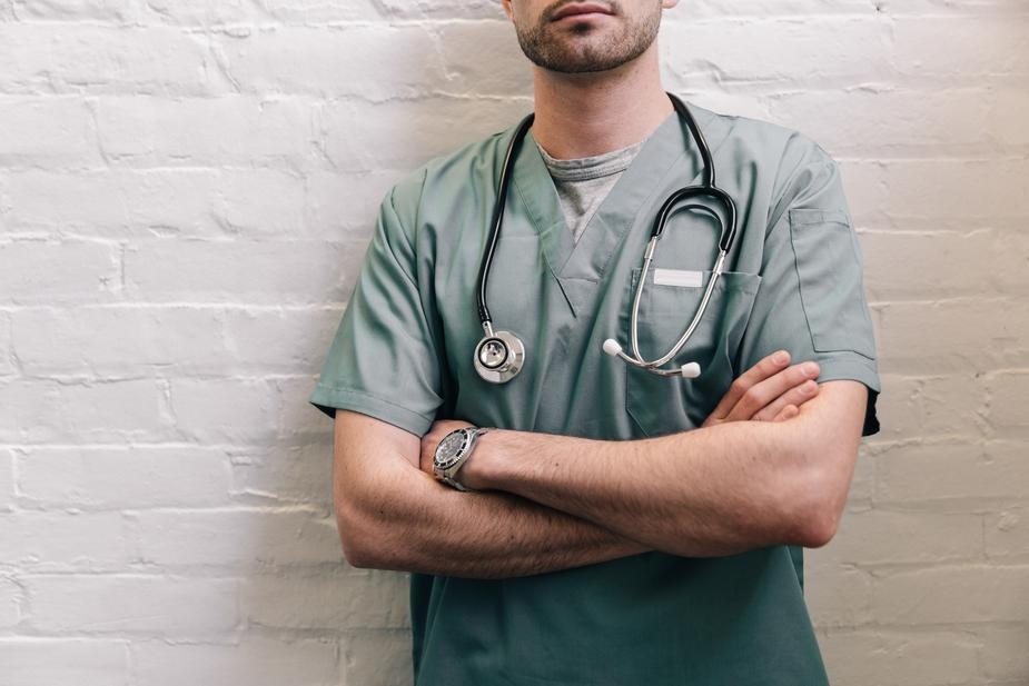 male-doctor-standing-with-arms-crossed_925x