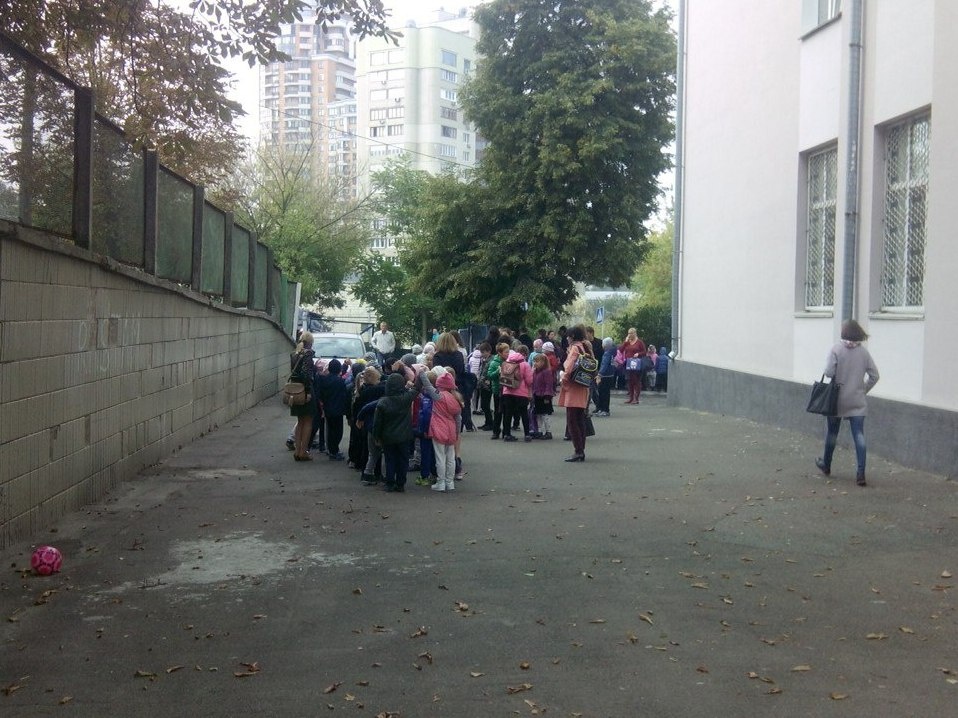 v-kieve-600-shkolnikov-vygnali-na-ulicu-iz-za-pozhara-foto2