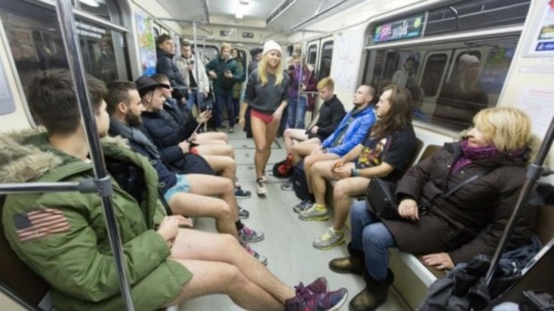 v-kievskom-metro-zamechena-gruppa-v-odnih-trusah-foto2