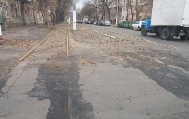 v-odesse-tramvaynye-puti-zakatali-v-asfalt-foto